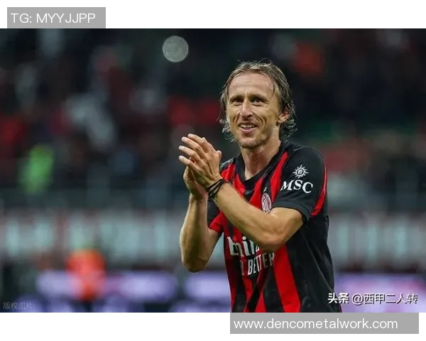 哪个足球明星在比赛中撩头发引发球迷热议和关注的瞬间