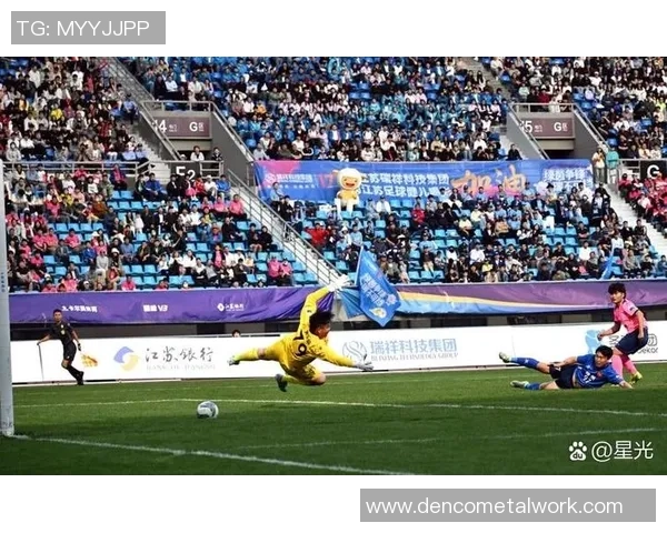 足球明星在赛场上的滑行瞬间高清图片展示与解析